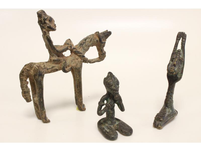 TROIS FIGURINES en bronze représentant un...