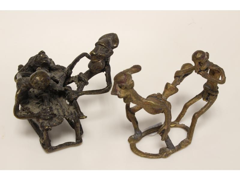 DEUX PETITS GROUPES en bronze à la cire perdue,...