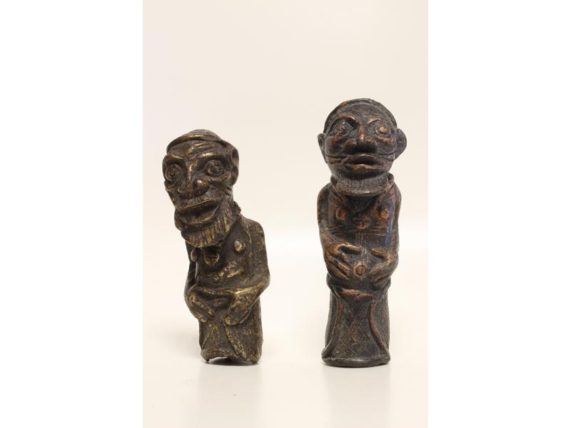 DEUX STATUETTES DE VIELLARDS cylindriques...