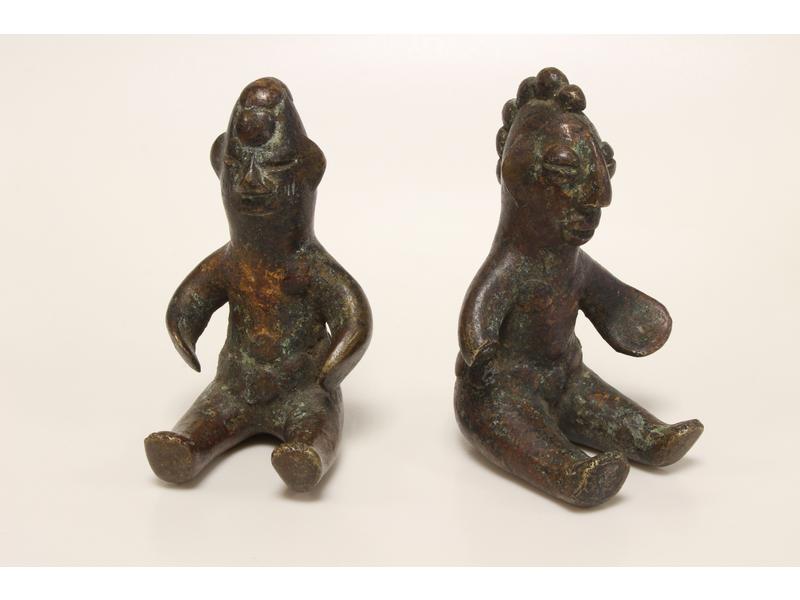 PAIRE DE STATUETTES ASSISES en bronze, les...