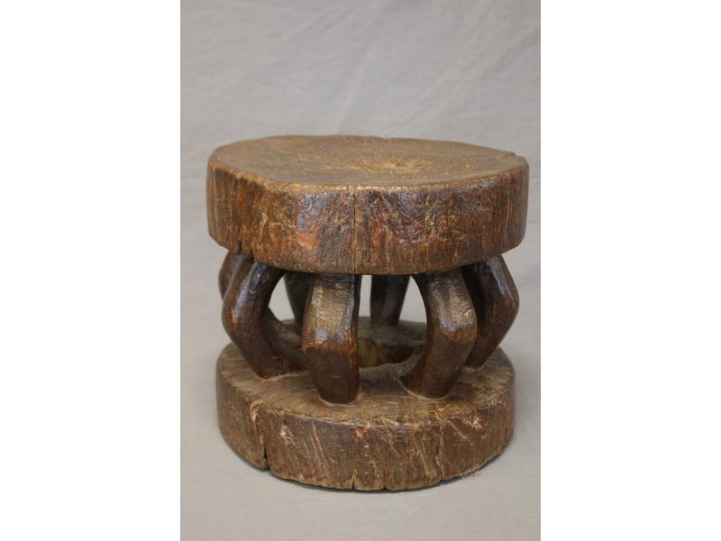 TABOURET en bois sculpté de forme cylindrique...