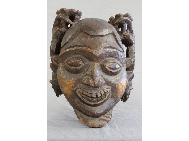 IMPORTANT MASQUE en bois sculpté à dents...