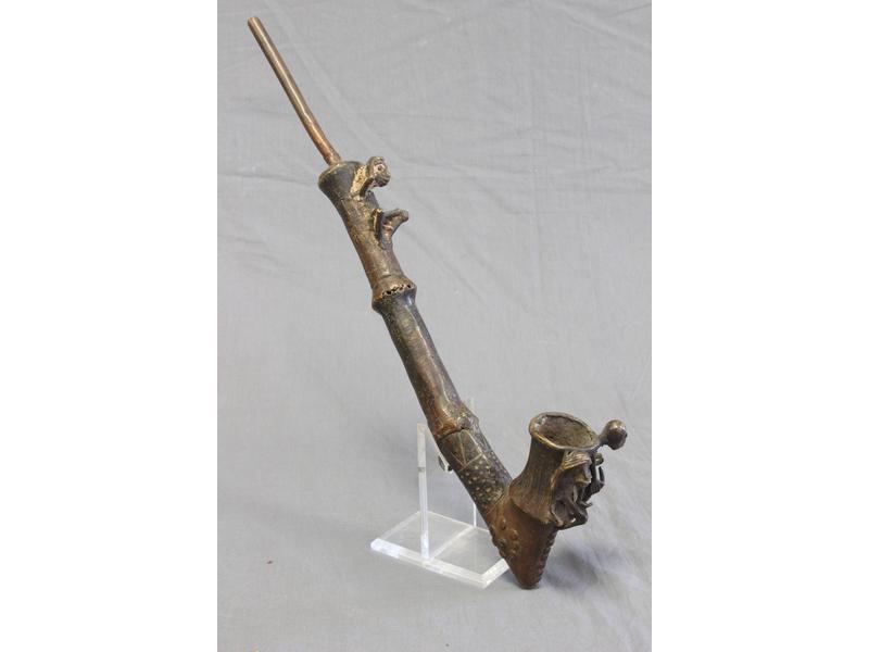 PIPE en bronze à deux personnages sur le...