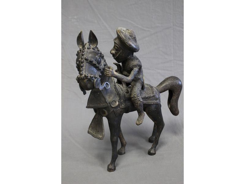 CAVALIER avec lance sur son cheval richement...