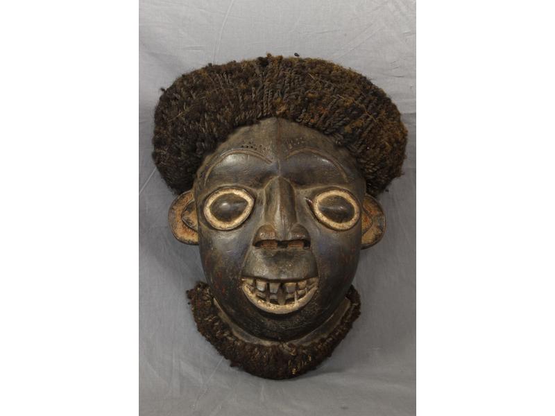 MASQUE en bois sculpté à patine marron et...