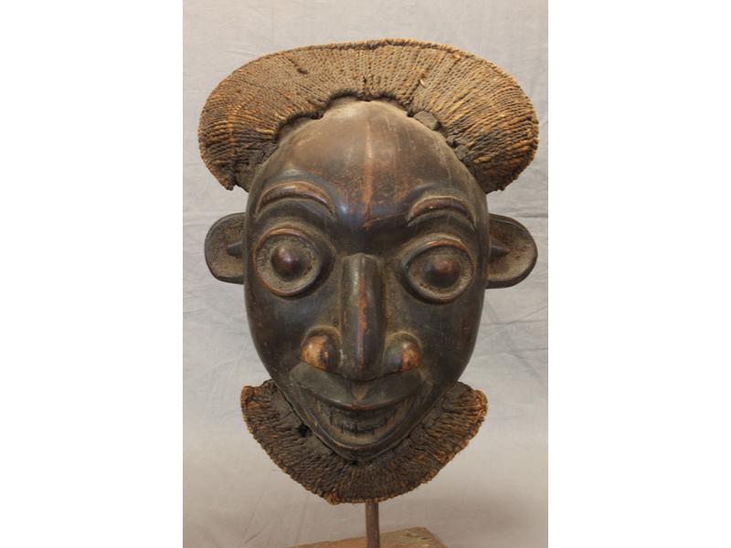MASQUE en bois sculpté patiné, cordelettes...