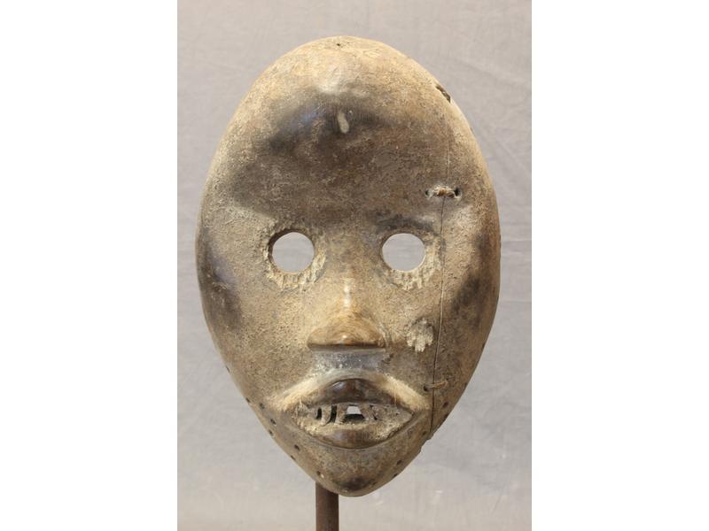 PETIT MASQUE en bois sculpté, ovoïde, les...