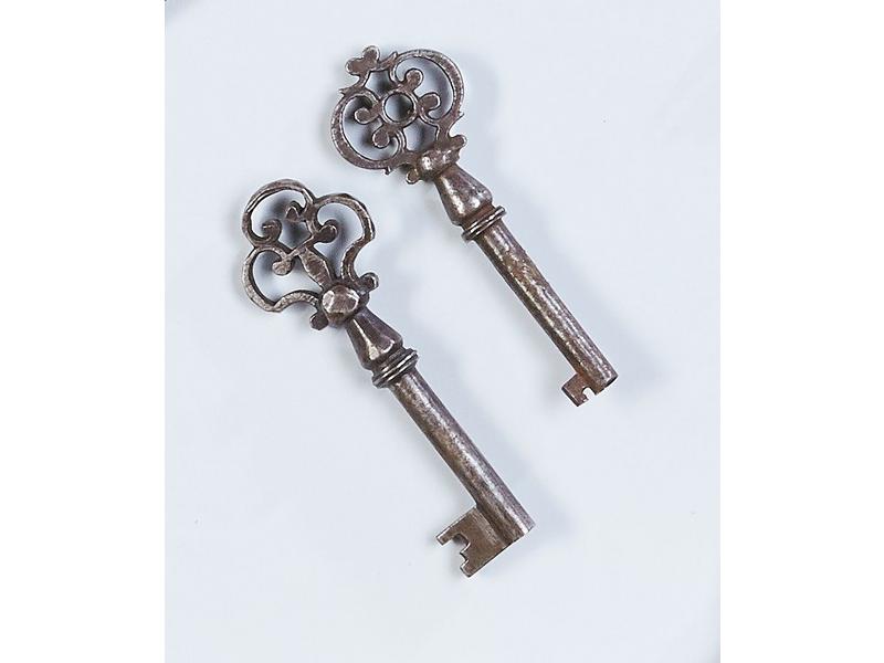 DEUX PETITES CLES en fer forgé, à tige cylindrique...
