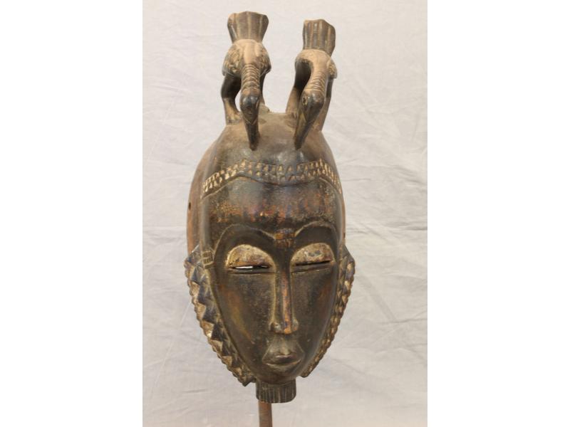 MASQUE en bois sculpté à patine noire et...