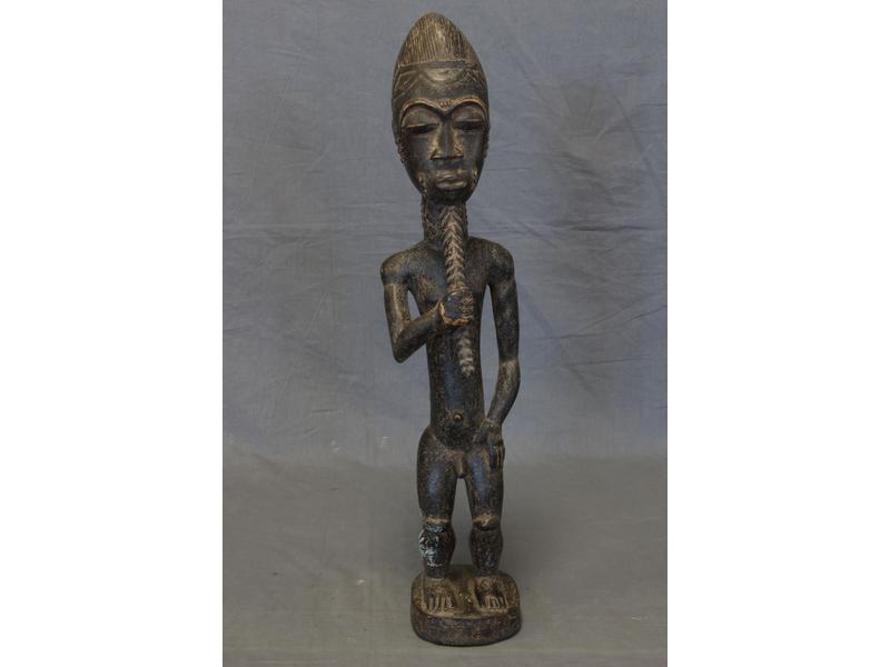 STATUETTE d'homme debout en bois, la main...