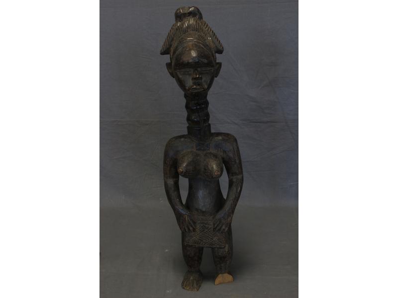 STATUETTE FEMININE en bois sculpté avec pagne,...