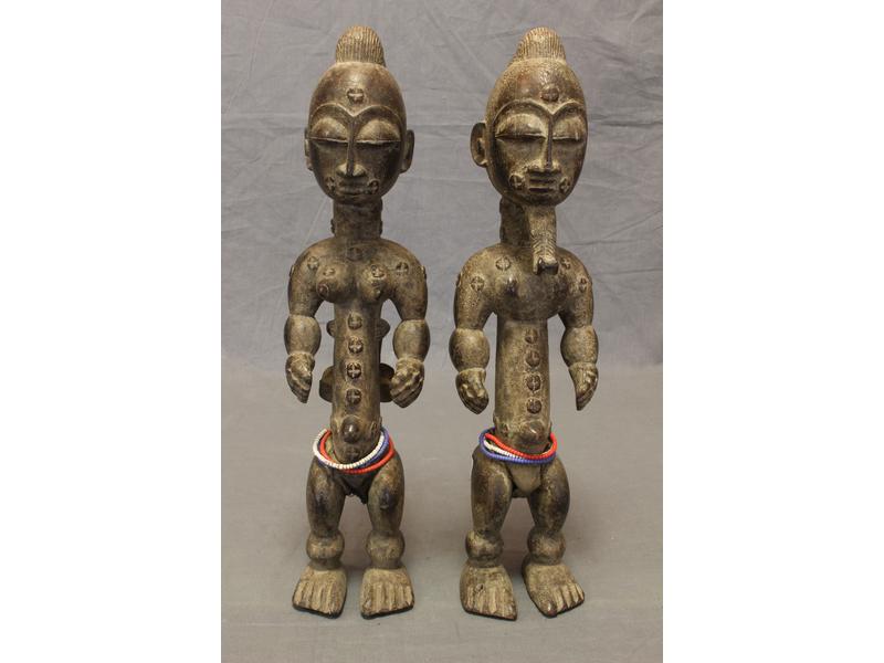 COUPLE DE PERSONNAGES en bois sculpté, le...