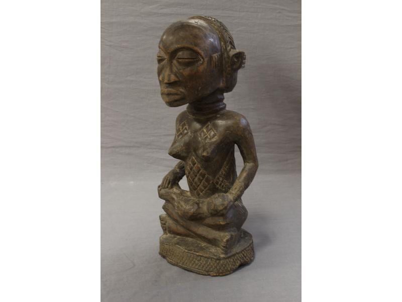 MATERNITE en bois sculpté tenant son enfant...