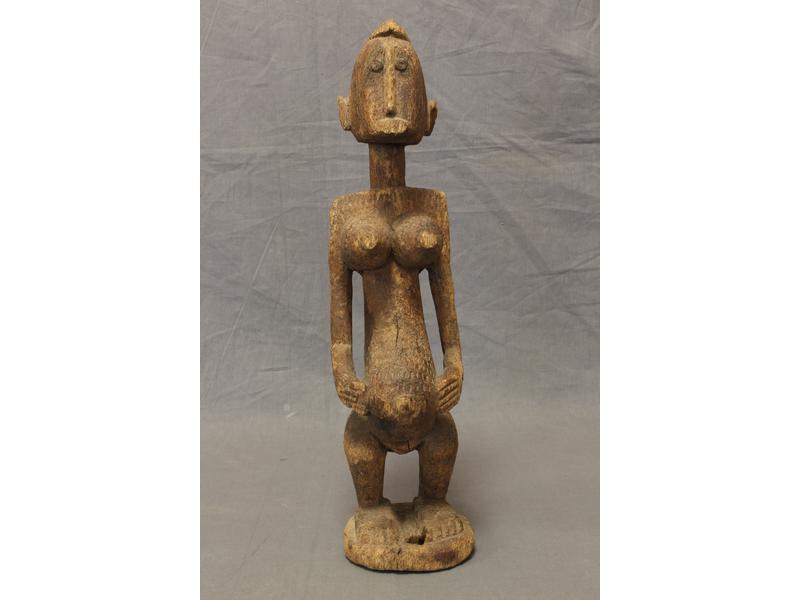 STATUETTE DE MATERNITE en bois sculpté, seins...