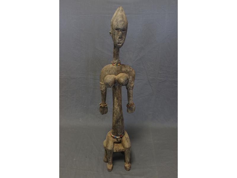 FIGURE DE FEMME en bois sculpté, assise sur...