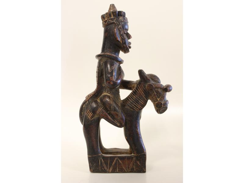 FIGURINE en terre cuite patinée marron représentant...