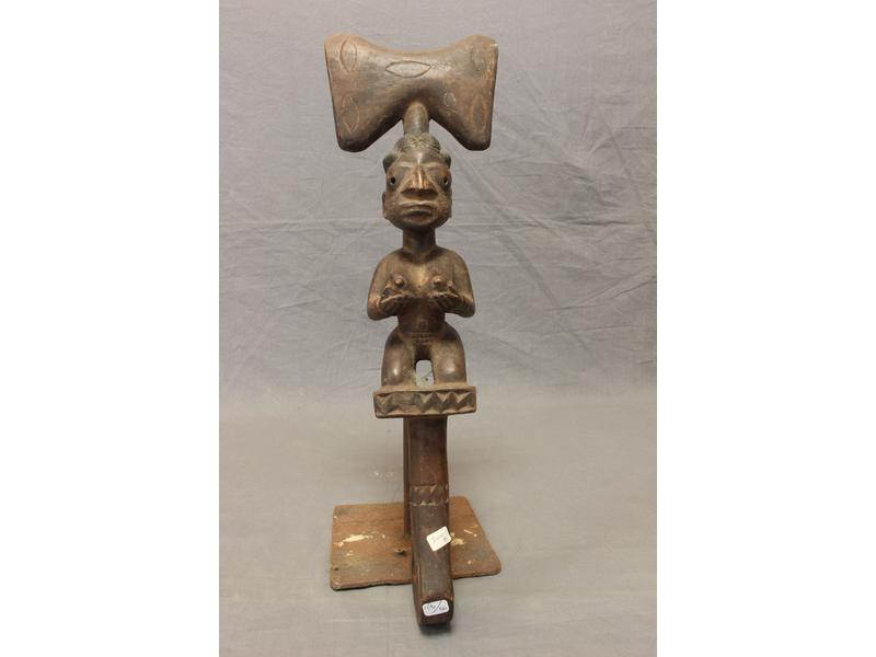 SCEPTRE de commandement en bois sculpté,...