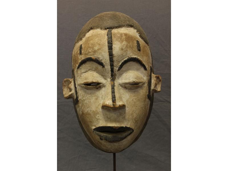 MASQUE en bois à patine blanche et rehauts...