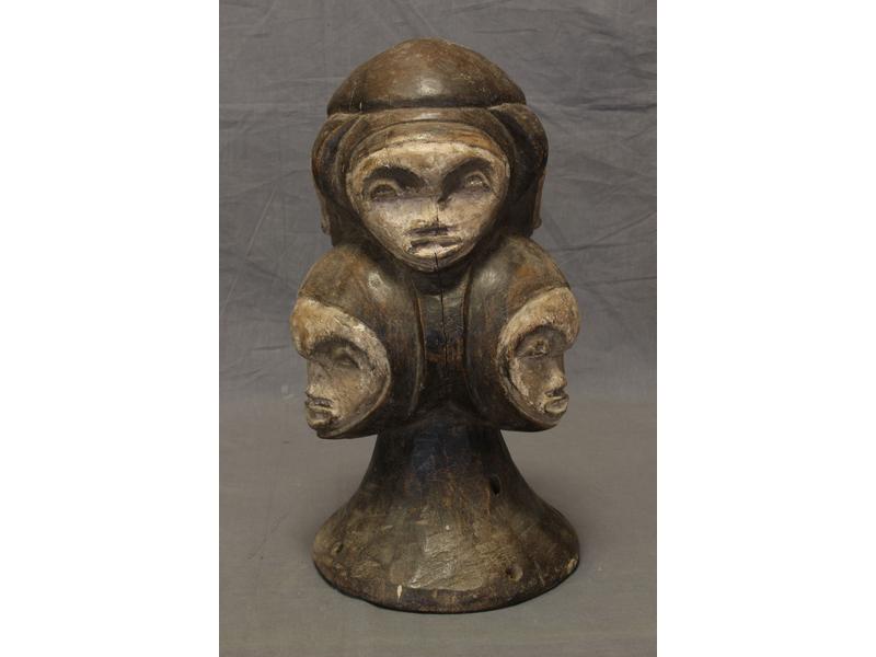 CIMIER UNGULALI en bois sculpté à patine...