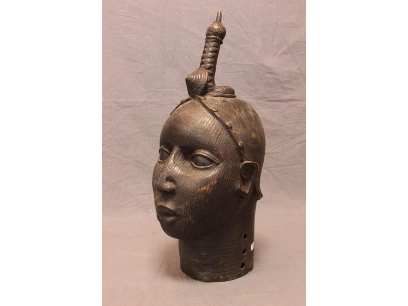 TÊTE DE REINE AFRICAINE en bronze patiné,...