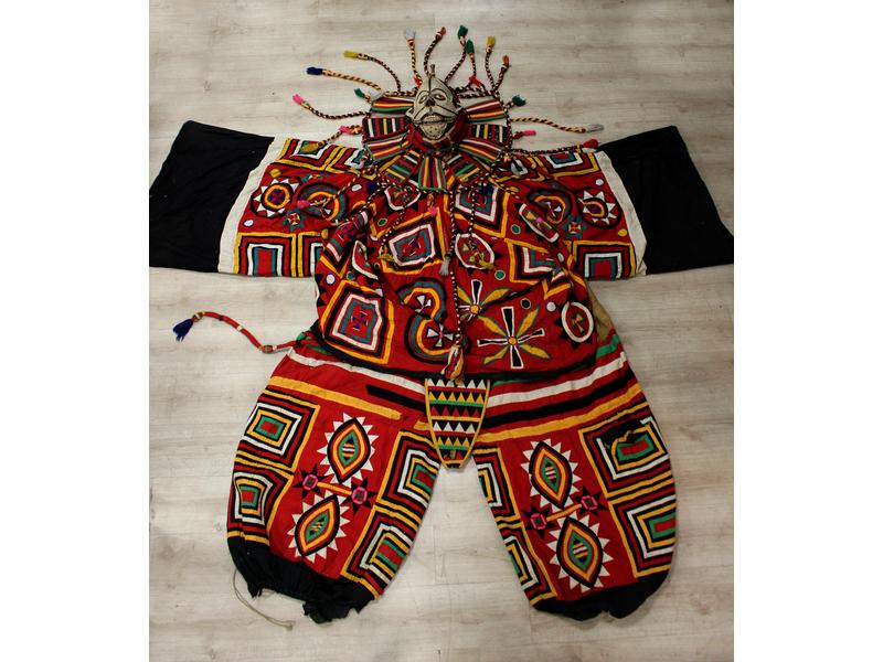 GRAND COSTUME DE DANSE en tissu polychrome...