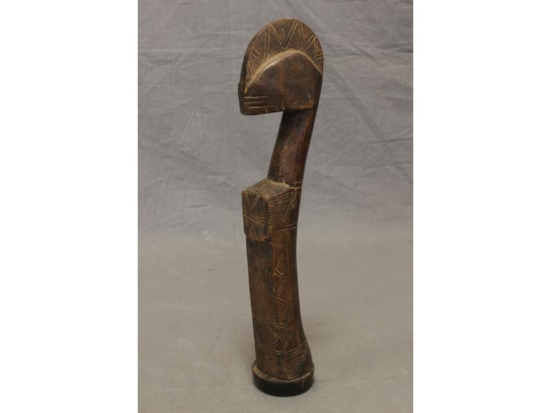 STATUETTE DE FECONDITE en bois sculpté, posée...