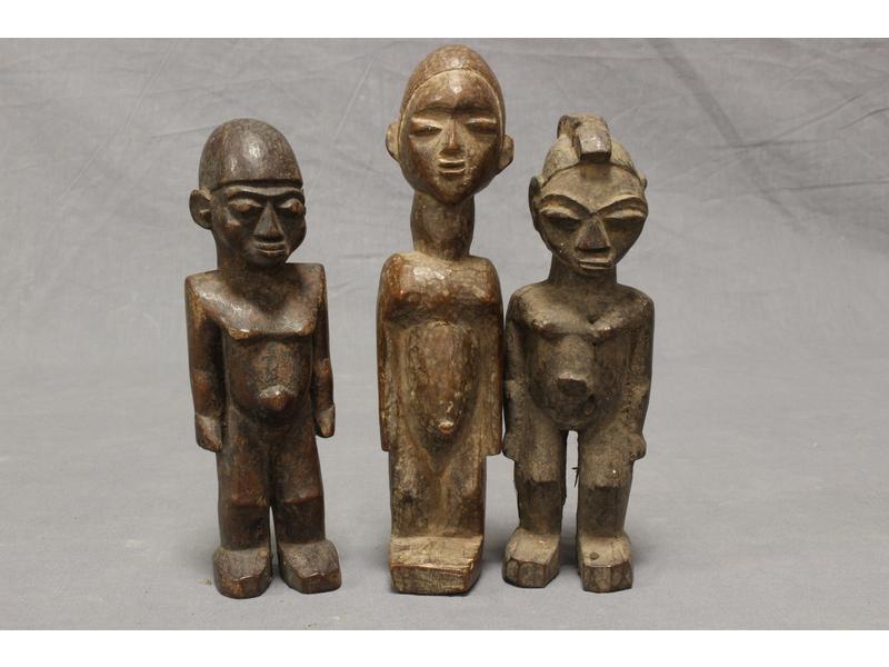 TROIS STATUETTES en bois sculpté, les bras...