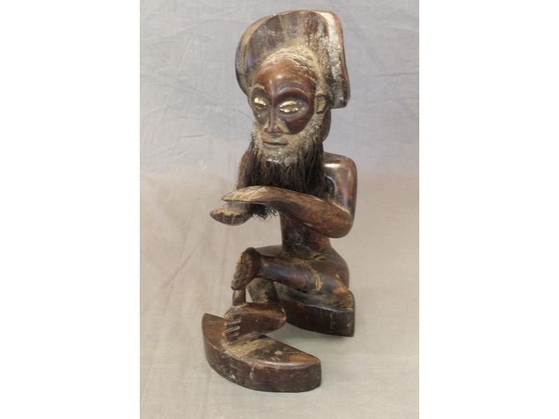 STATUETTE d'ancêtre cherchant le feu, en...