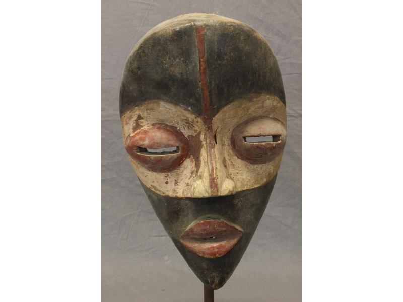 MASQUE en bois sculpté patiné polychrome...