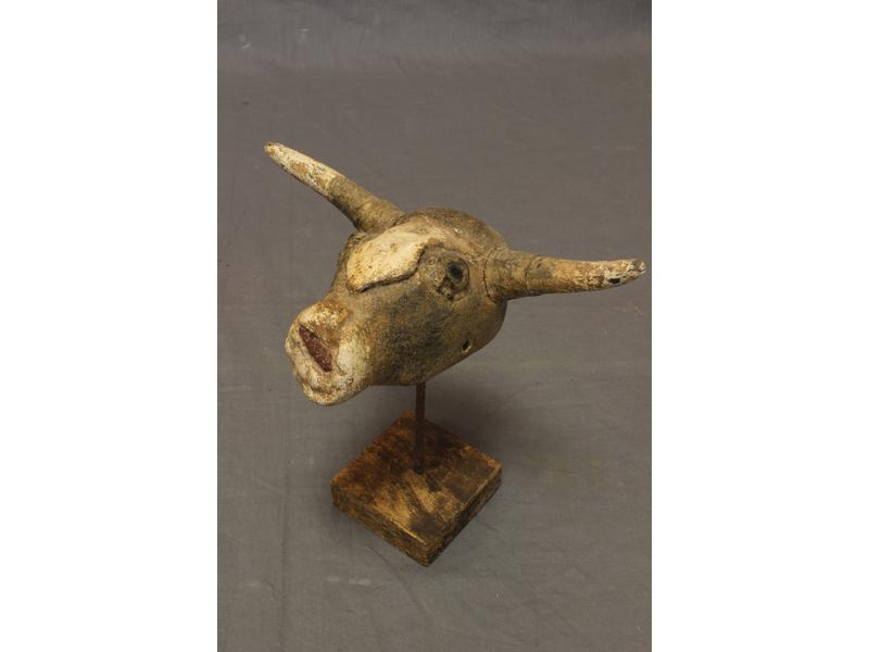 SCULPTURE en bois stylisant un taureau, les...