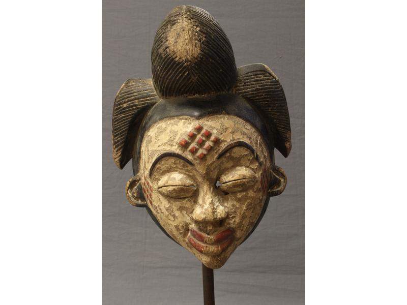 PETIT MASQUE Mukuya Punu en bois sculpté,...