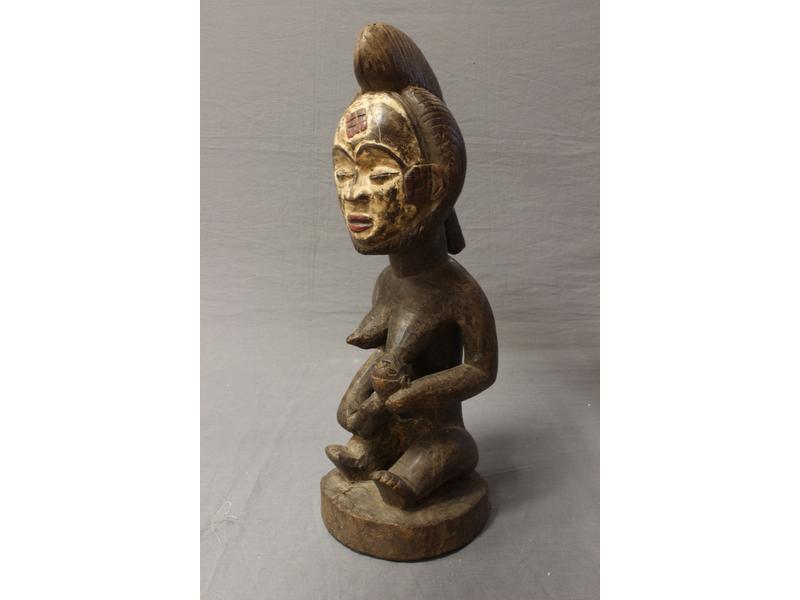 STATUETTE DE MATERNITE assise en bois sculpté,...