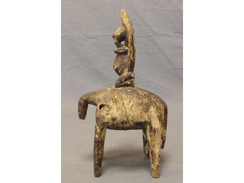 STATUETTE en bois sculpté, figurant un personnage...