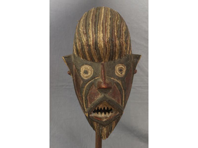 PETIT MASQUE en bois sculpté et peint noir...