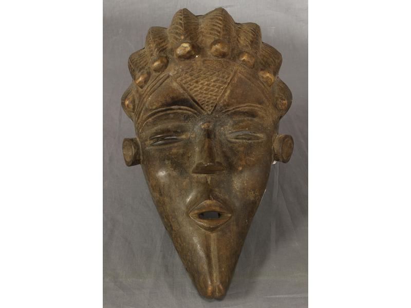 MASQUE en bois sculpté aux yeux mi-clos,...