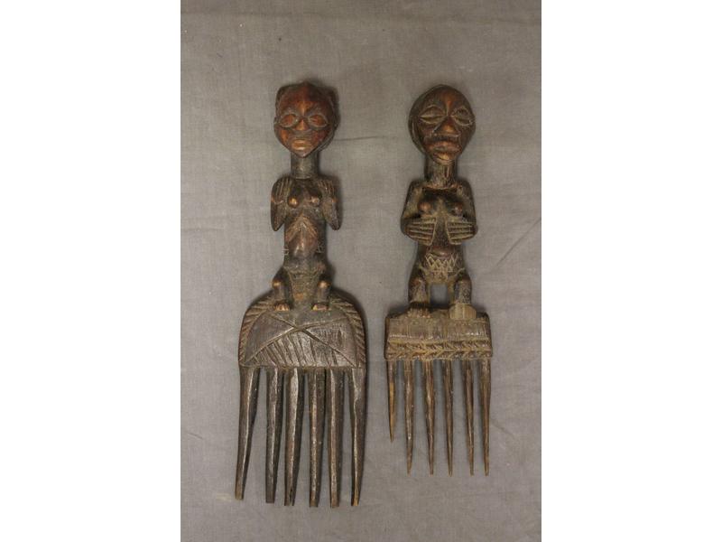 DEUX PEIGNES en bois sculpté, les prises...