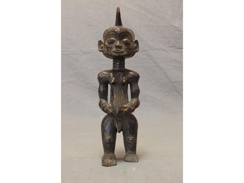 STATUETTE en bois sculpté scarifiée, les...
