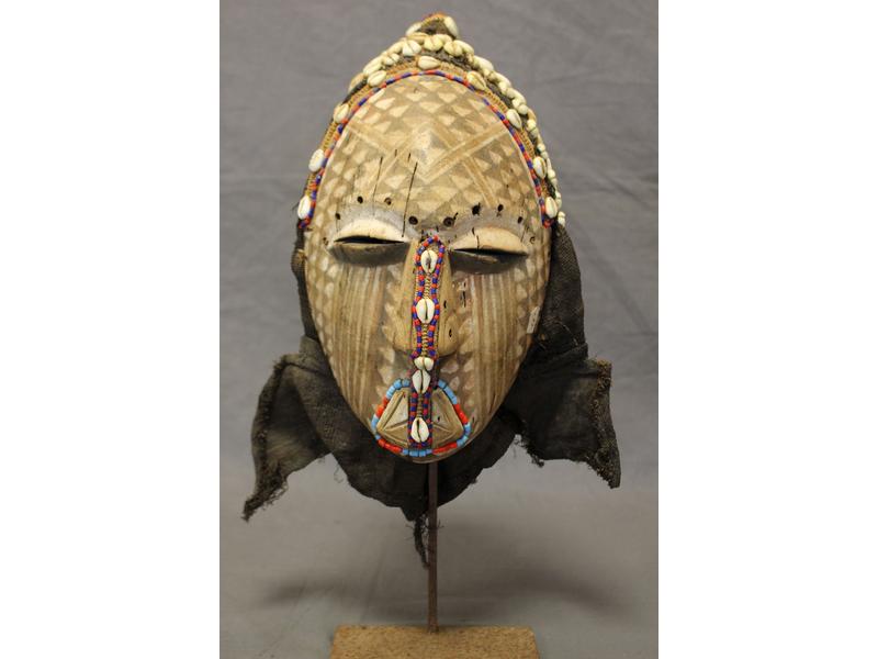 MASQUE BUSHOONG en bois joliment peint de...
