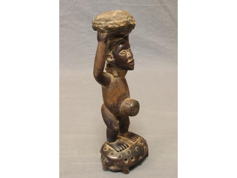 FIGURE D'HOMME debout portant un panier sur...
