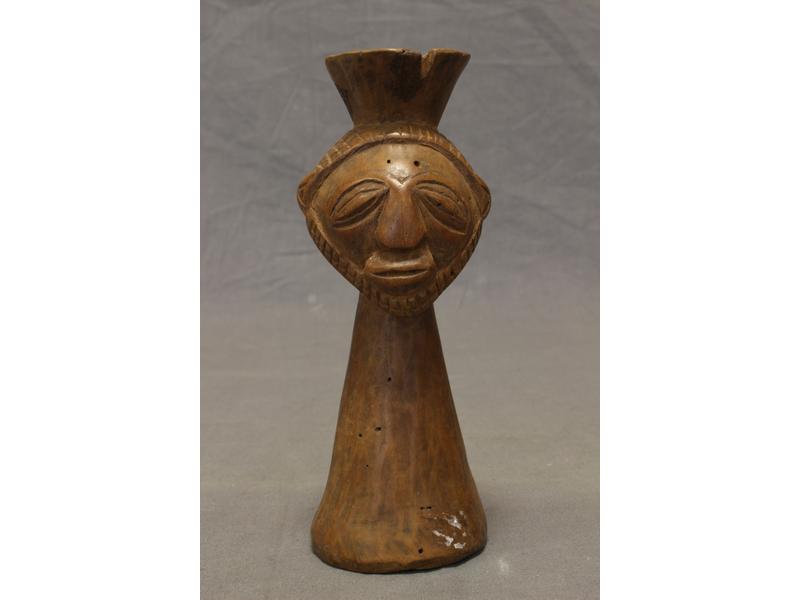 STATUETTE pouvant former coupe, en bois sculpté...