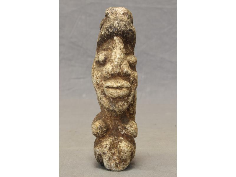 FIGURINE en pierre sculptée agenouillée avec...