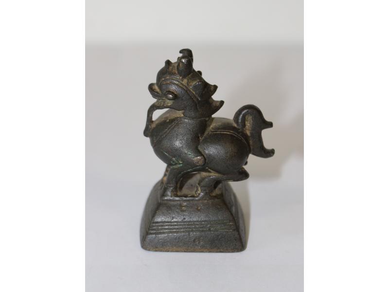PETIT LION gardien de temple en bronze patiné...