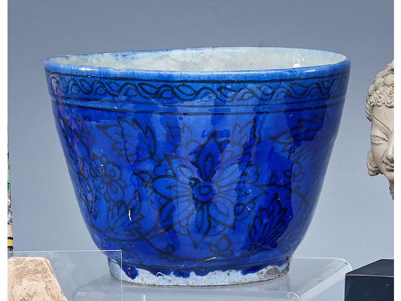 VASE ou POT en faïence à décor de frise de...