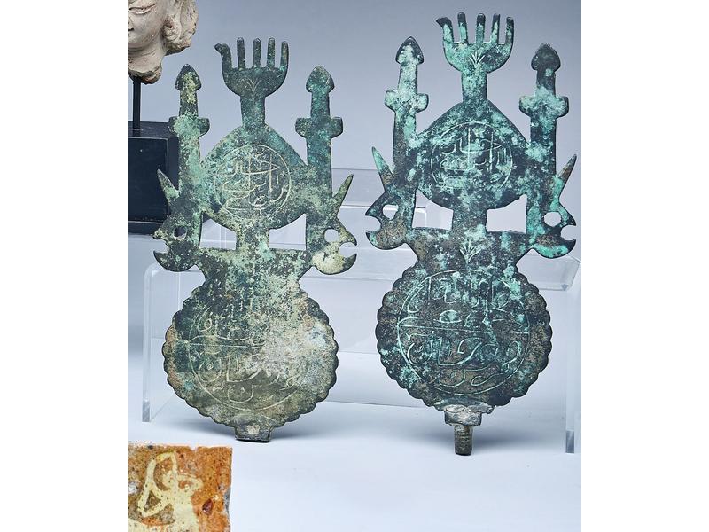 PAIRE DE ALEMS ou HAMPES funéraires en bronze...