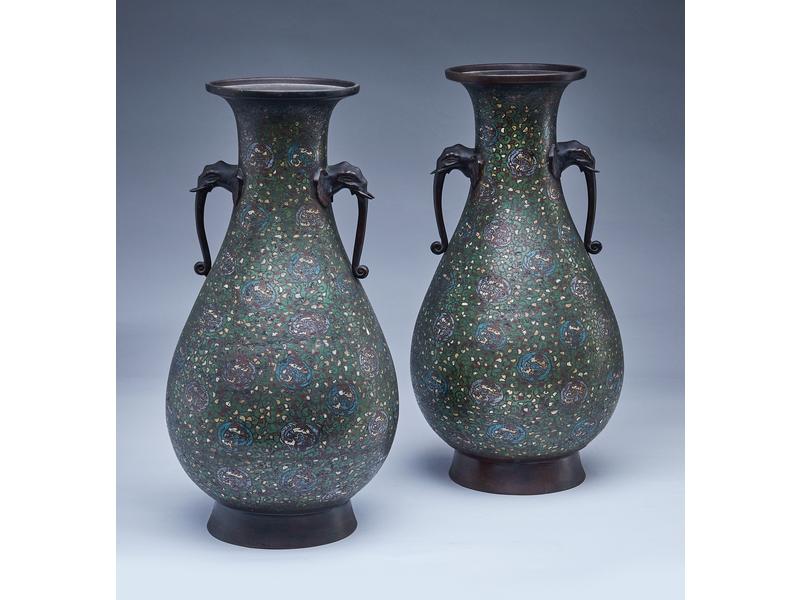 PAIRE DE VASES balustres en bronze patiné...