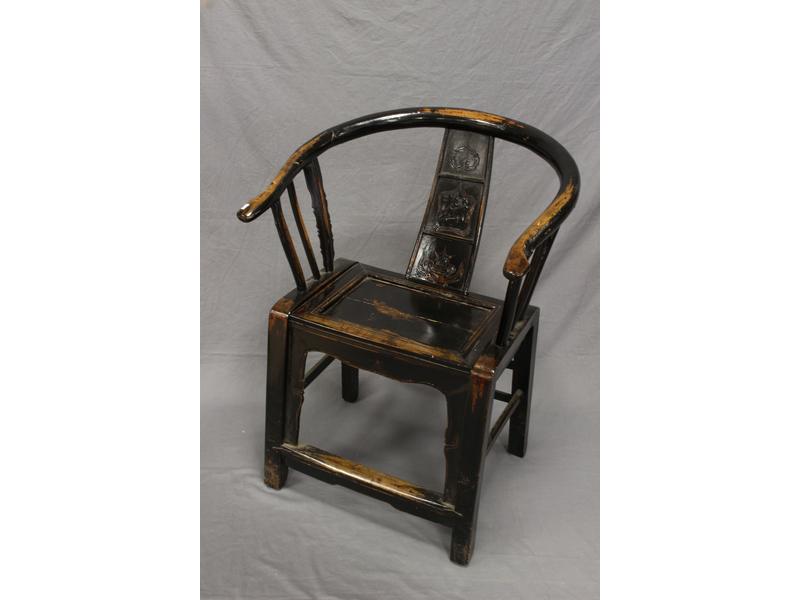 FAUTEUIL en bois laqué noir à dossier cintré...