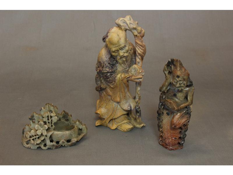 TROIS FIGURINES en pierre de larre ou stéatite...