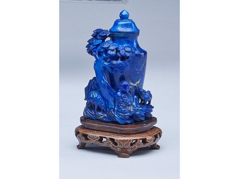 PETIT VASE balustre couvert en lapis lazulli...