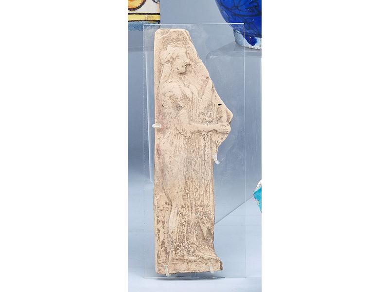 FRAGMENT DE PLAQUETTE VOTIVE ou PINAX en...