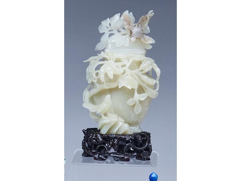 PETIT VASE balustre couvert en jade céladon...